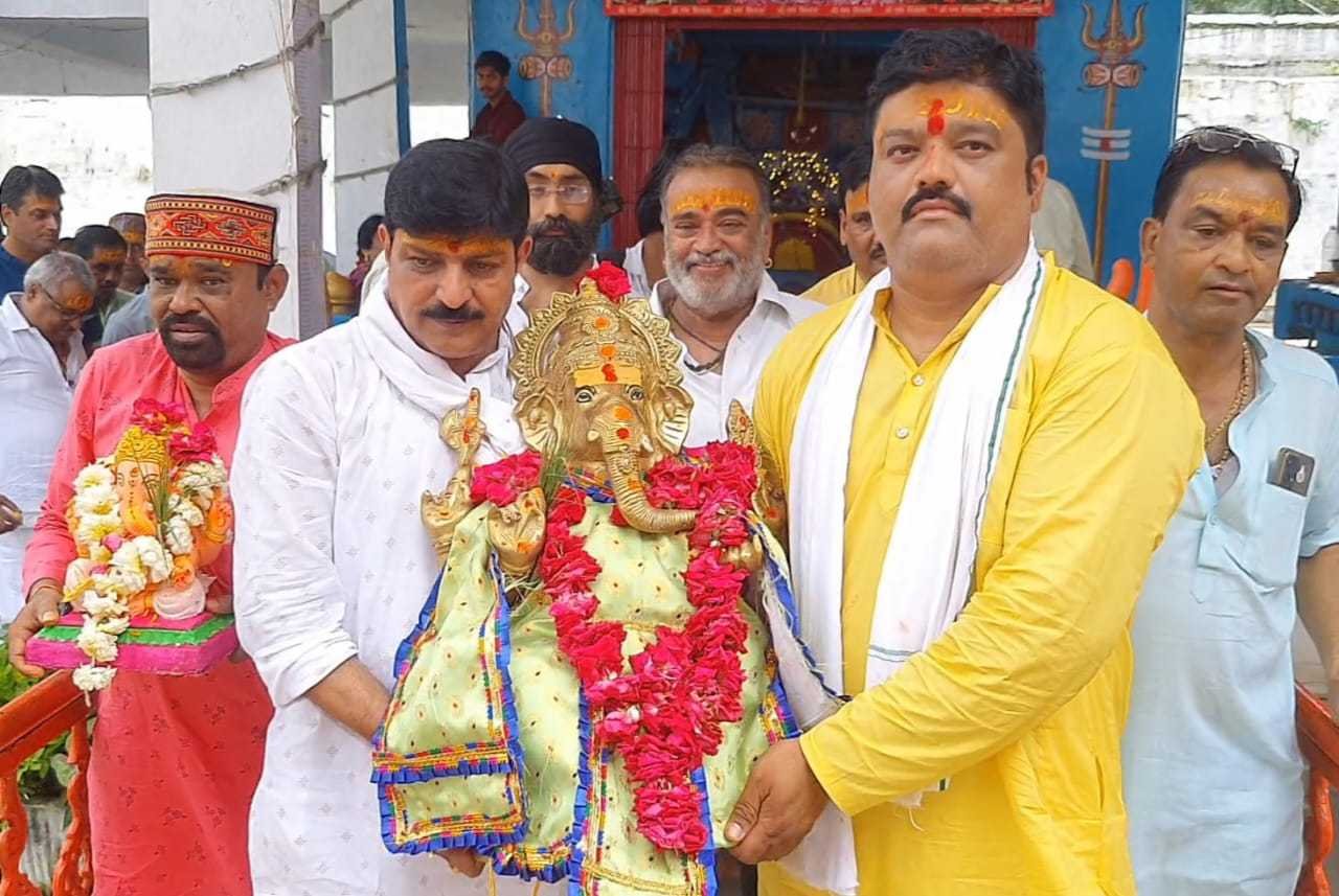 सार्वजनिक गणेश उत्सव समिति ने गायत्री शक्ति पीठ पर की गणेश प्रतिमा की स्थापना 