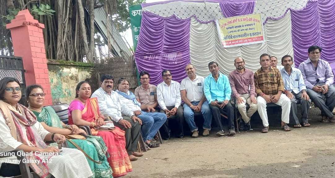 अनिश्चितकालीन हड़ताल से कृषि मंडी बड़वाह में कपास नीलामी हुई स्थगित