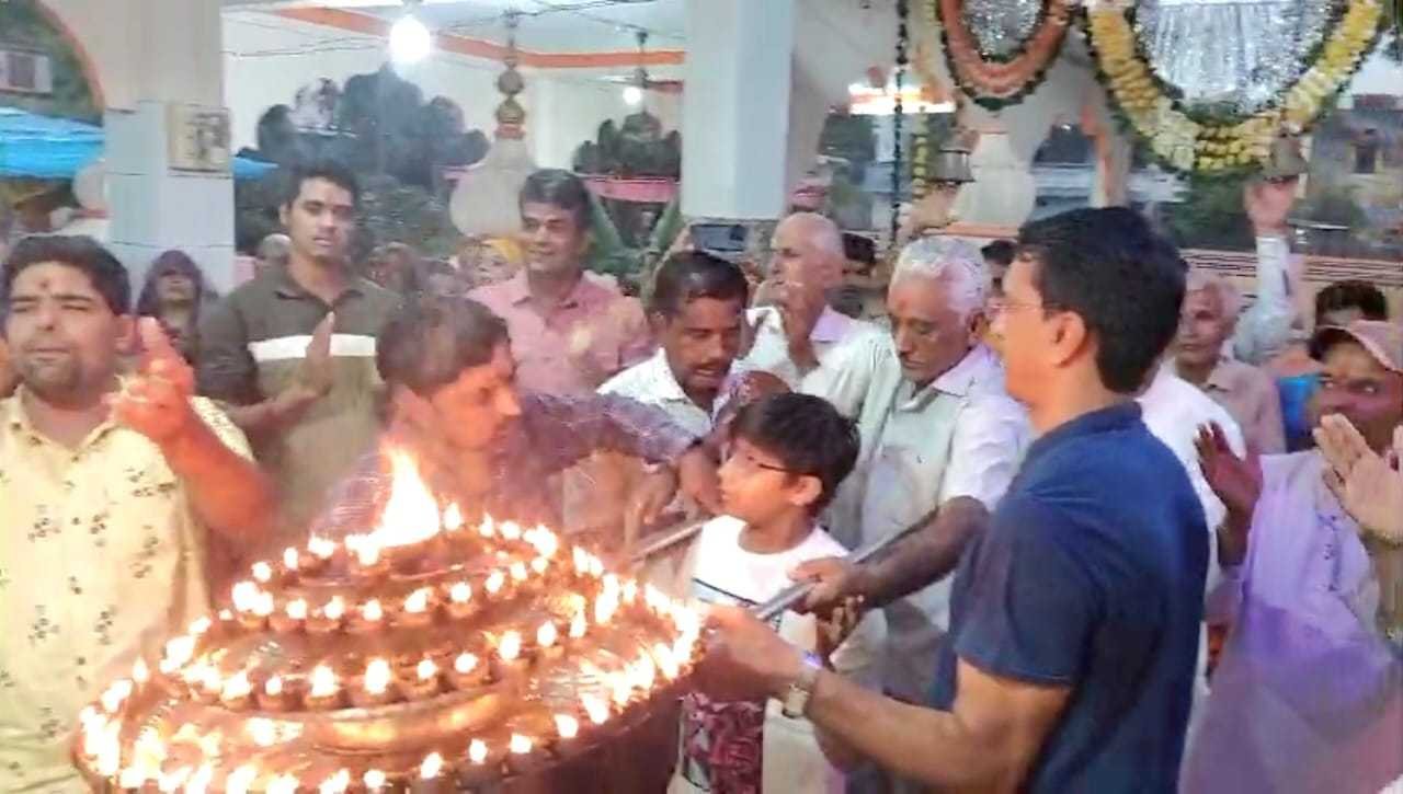 आदर्श कालोनी स्थित वीर तेजाजी महाराज मंदिर में जाट समाज ने की महाआरती 