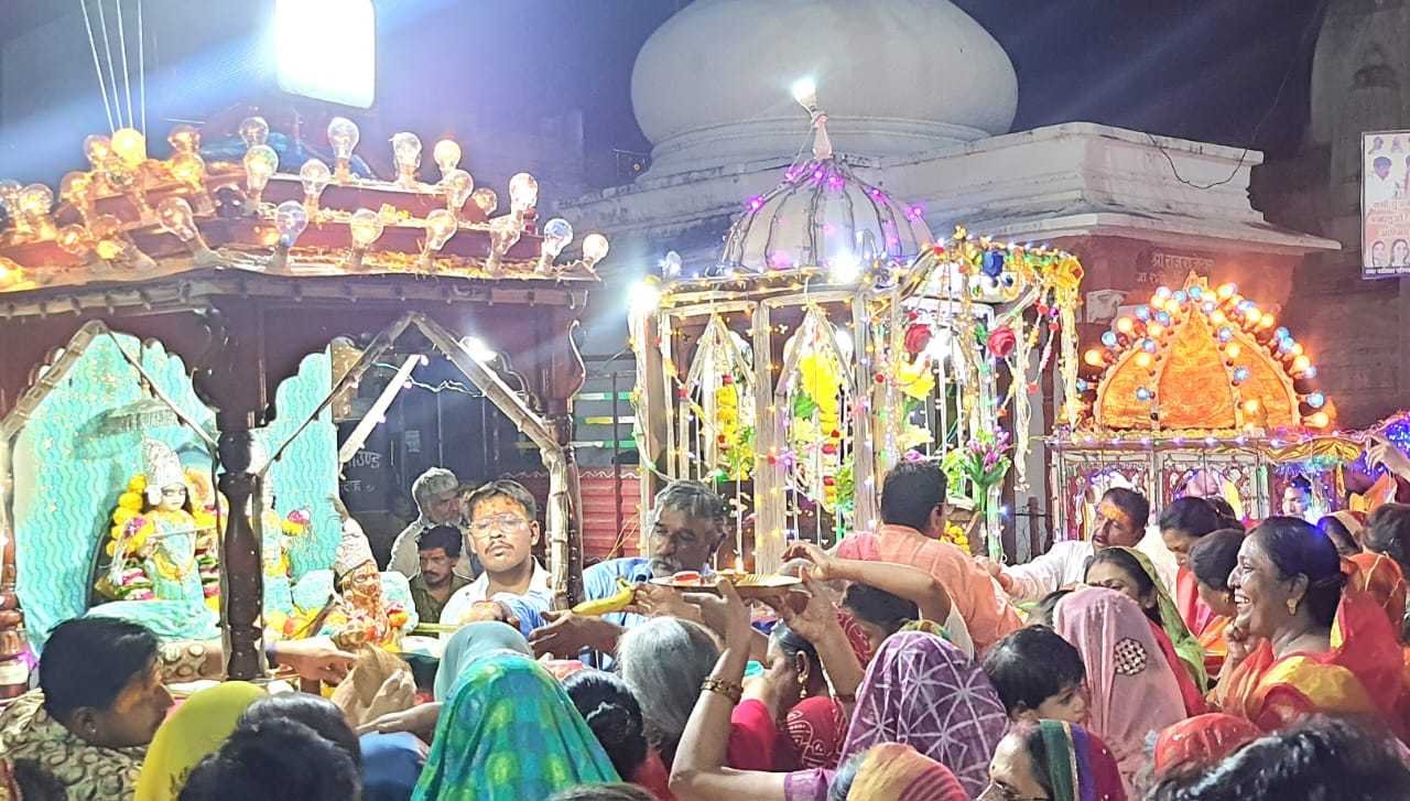 डोल ग्यारस पर राधा कृष्ण मंदिरों से नगर भ्रमण पर निकले भगवान कृष्ण के डोले