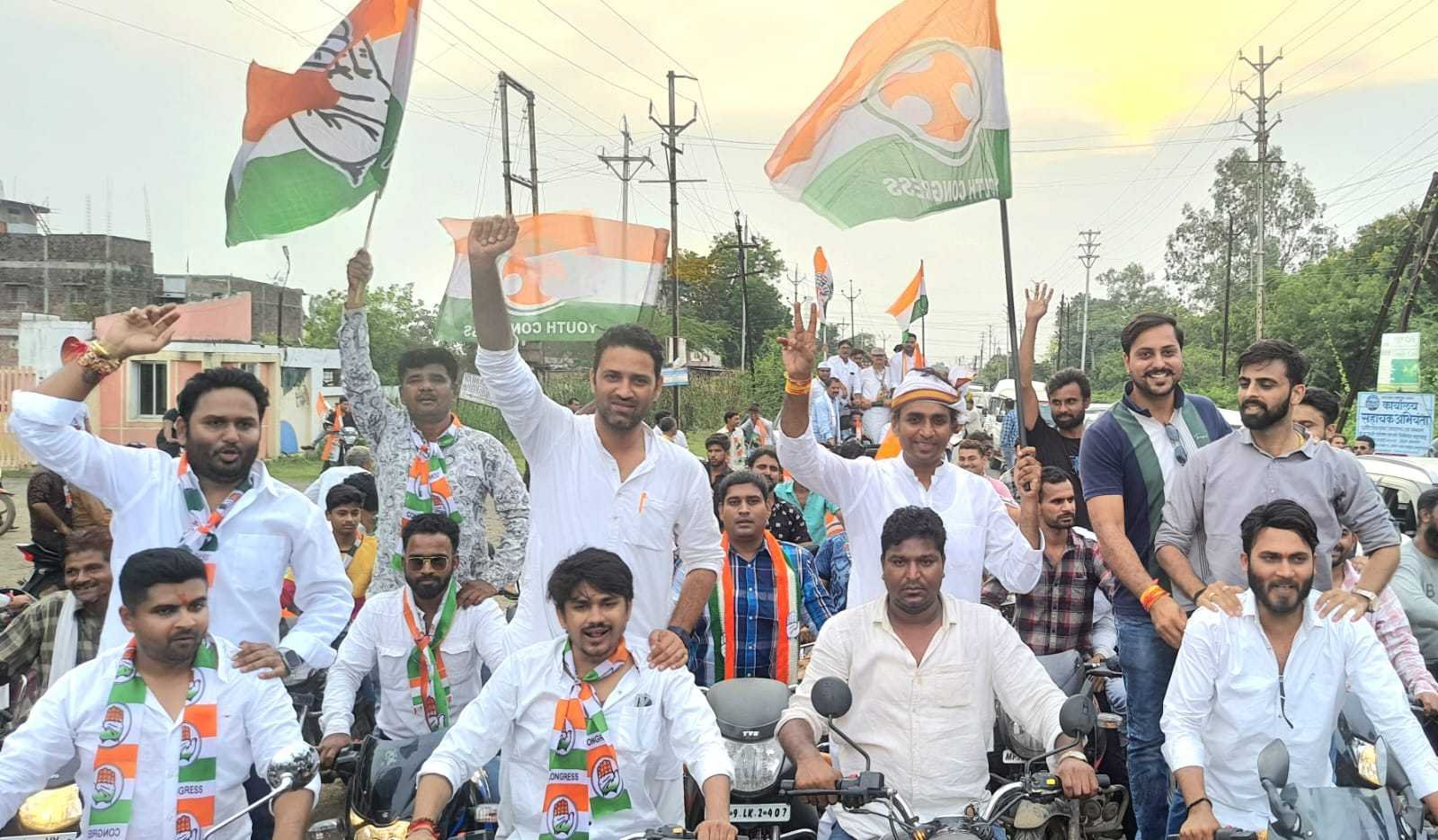 इंद्रदेवता ने जन आक्रोश यात्रा को किया ठंडा, आमसभा बनी नुक्कड़ सभा