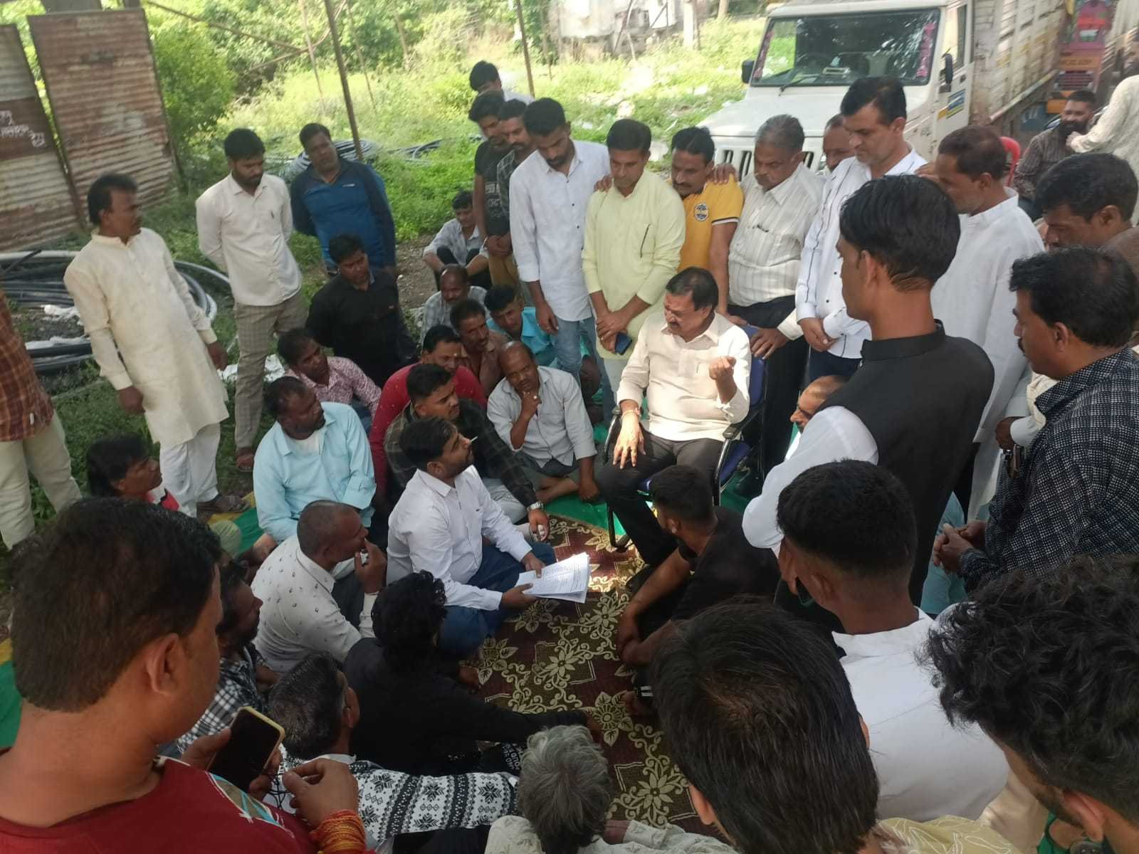 नगर परिषद कर्मचारी बैठे हड़ताल पर