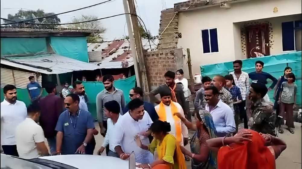 मूलभूत सुविधा व योजनाओं का लाभ ना मिलने पर महिलाओं ने रोका कार्तिकेय का काफिला