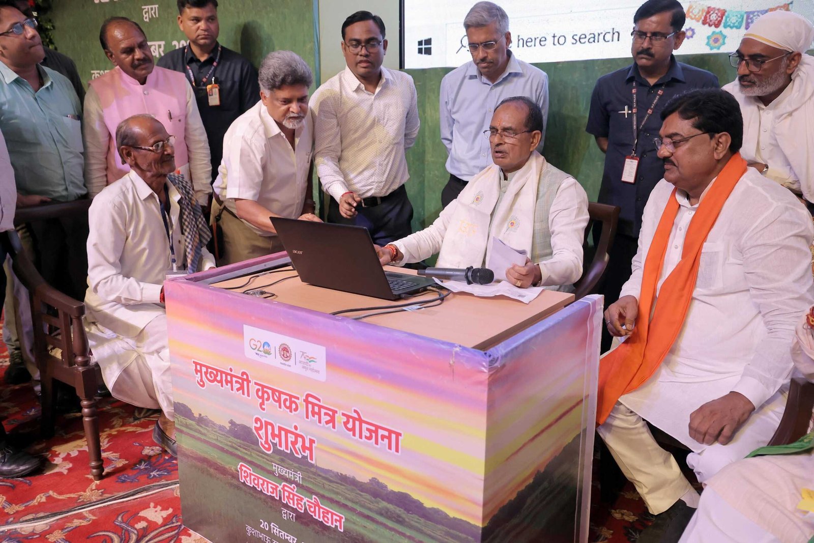 मुख्यमंत्री कृषक मित्र योजना- मुख्यमंत्री ने हरदा की श्रीमती नमिता रनवे का फार्म भराकर पंजीयन की शुरूआत की