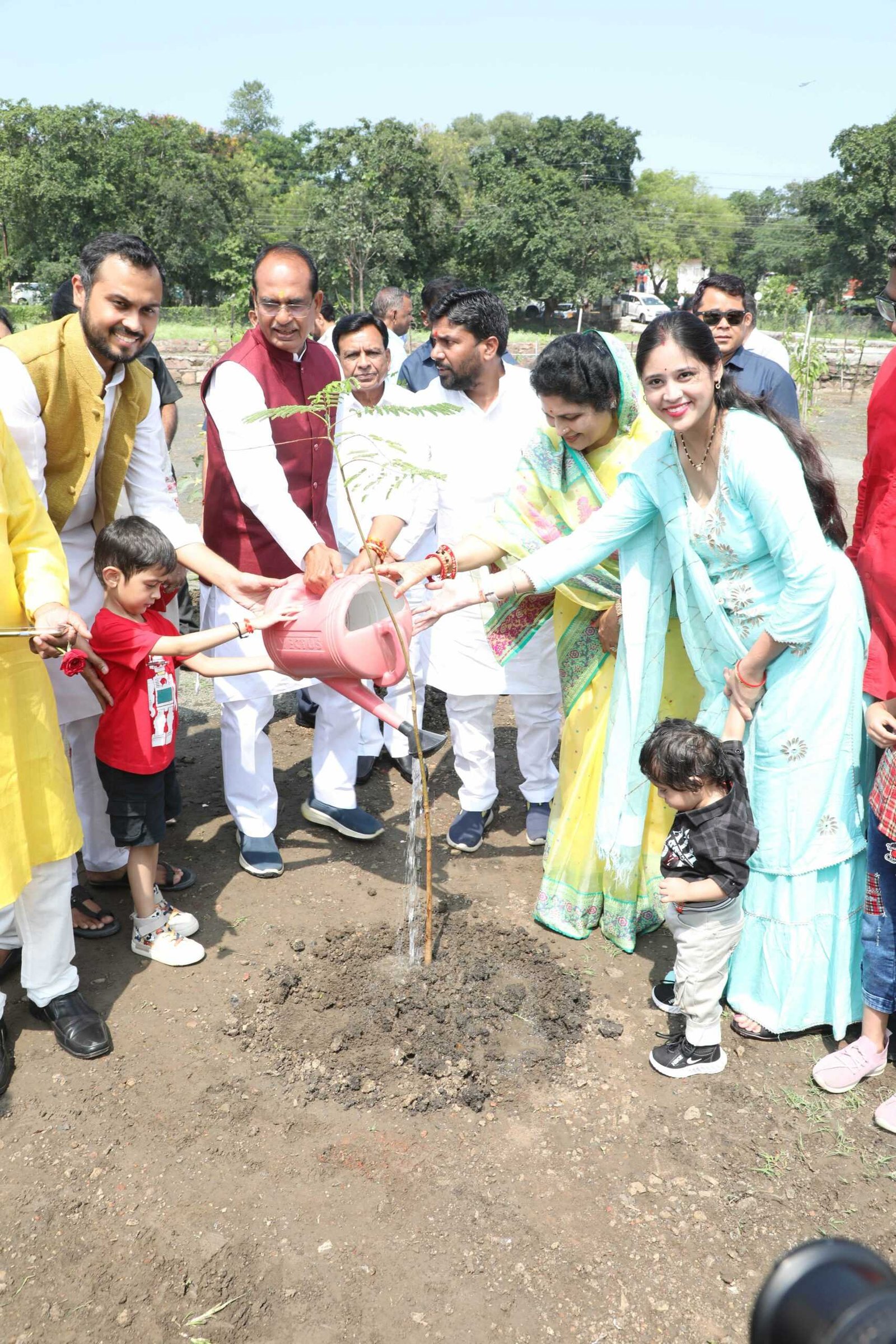 मुख्यमंत्री चौहान ने पीपल, गुलमोहर और सामिया केसिया के पौधे रोपे