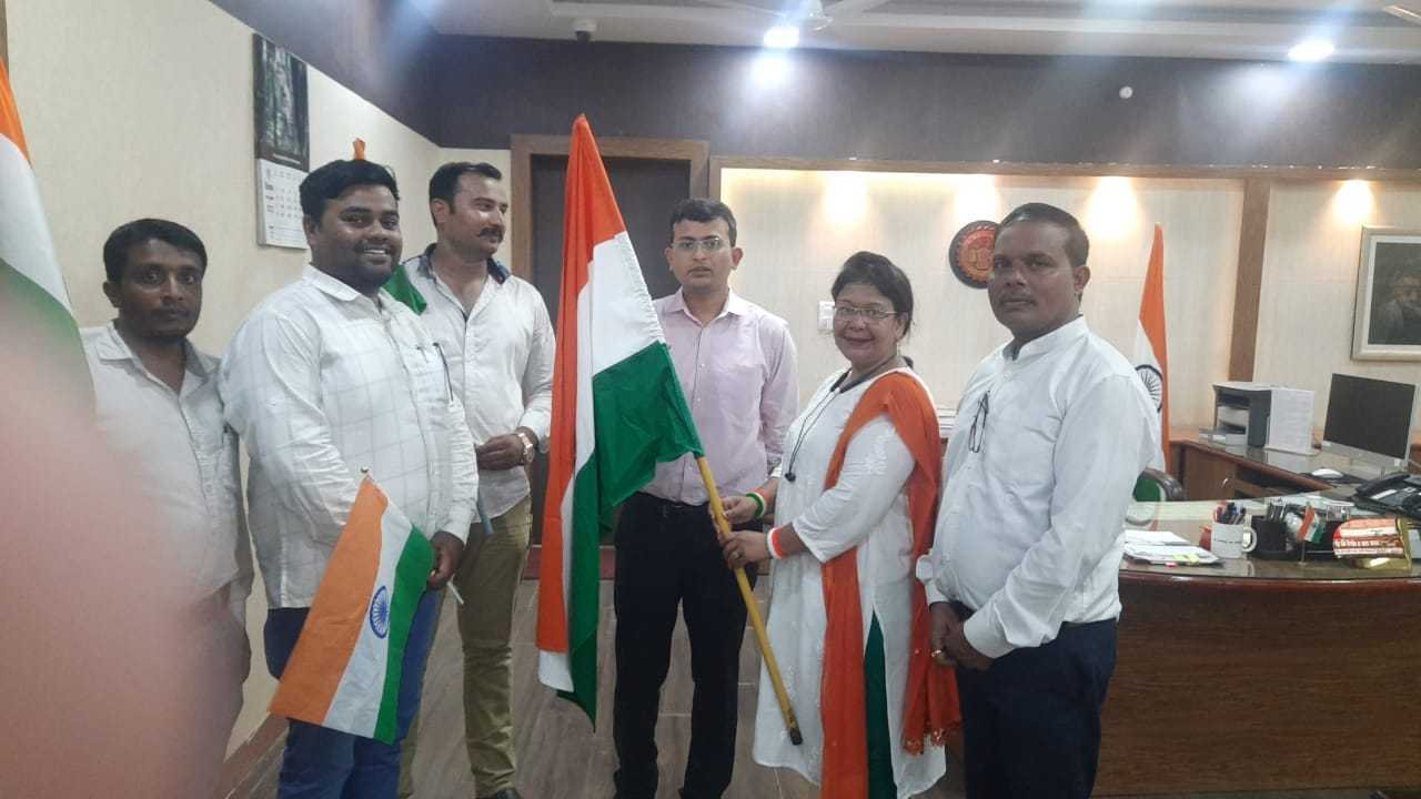 तिरंगा यात्रा निकालकर पटवारी संघ ने सौंपा ज्ञापन