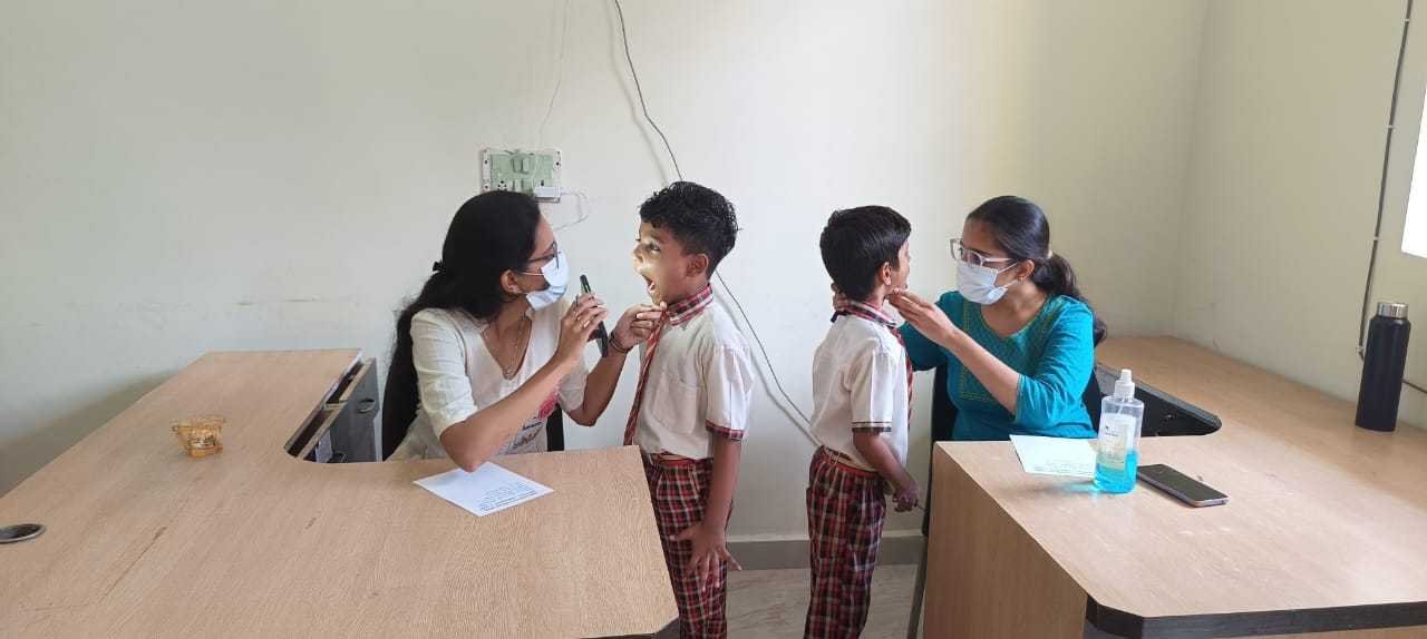 चैम्प्स फन स्कूल में लगा दंत परीक्षण शिविर