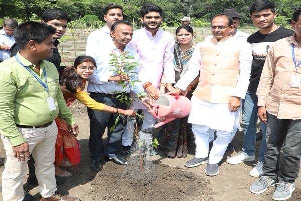 मुख्यमंत्री श्री चौहान के साथ जन-प्रतिनिधियों ने लगाए पौधे