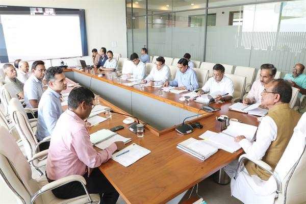 मुख्यमंत्री श्री चौहान की अध्यक्षता में हुई सड़क विकास निगम की बैठक