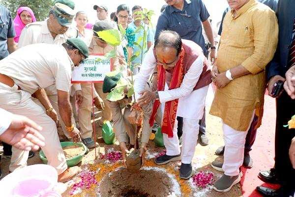 मुख्यमंत्री शिवराज सिंह चौहान ने ओरछा में पौधरोपण किया