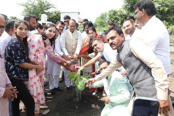 मुख्यमंत्री श्री चौहान ने रोपे बरगद, नीम और मौलश्री के पौधे