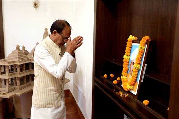 मुख्यमंत्री श्री चौहान ने पूर्व राष्ट्रपति डॉ. राधाकृष्णन की जयंती पर नमन किया