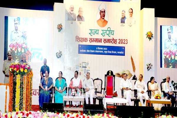 विद्यार्थियों को माता-पिता और राष्ट्र की सेवा का संस्कार दे शिक्षक : राज्यपाल मंगुभाई पटेल