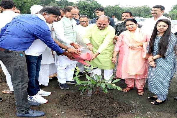 मुख्यमंत्री श्री चौहान ने जन-प्रतिनिधियों के साथ लगाए पौधे