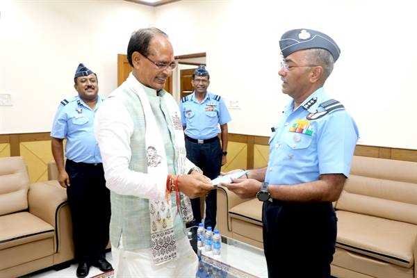 मुख्यमंत्री श्री चौहान से एयर मार्शल विभास पांडे ने की भेंट