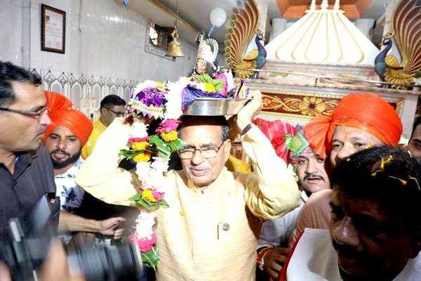 मुख्यमंत्री श्री चौहान ने बरखेड़ी अहीर मोहल्ला के श्री राधा कृष्ण मंदिर पहुंचकर भगवान श्री कृष्ण के दर्शन किए