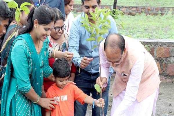 मुख्यमंत्री श्री चौहान ने विश्व फिजियोथैरेपी डे पर रोपा बरगद का पौधा