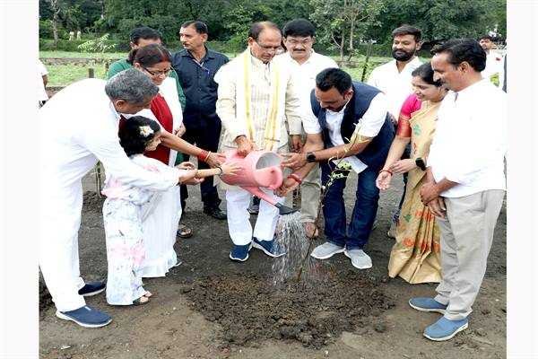 मुख्यमंत्री श्री चौहान के साथ सामाजिक कार्यकर्ताओं ने लगाए पौधे