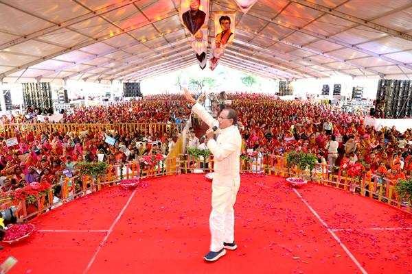 मुख्यमंत्री शिवराज सिंह चौहान ने 1.31 करोड़ लाड़ली बहनों के खाते में सिंगल क्लिक से भेजे 1269 करोड़