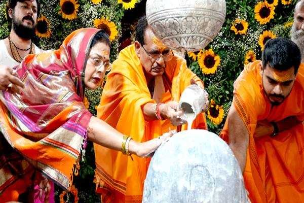 भगवान महाकाल का मुख्यमंत्री श्री चौहान ने सपरिवार किया पूजन