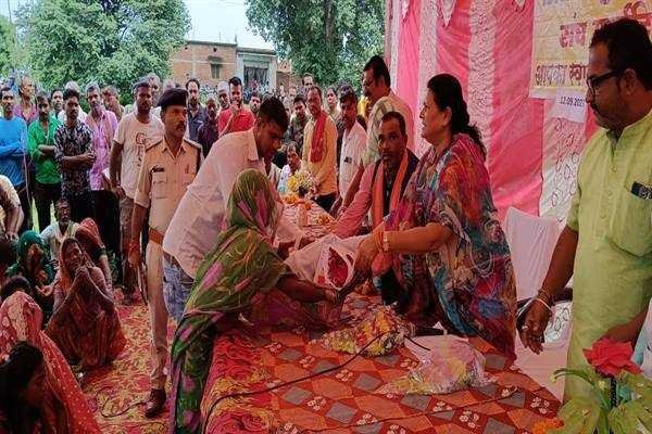 जन जातीय कार्य मंत्री ने उमरिया के ग्राम बरबसपुर में तेंदूपत्ता संग्राहकों को वितरित की सामग्री