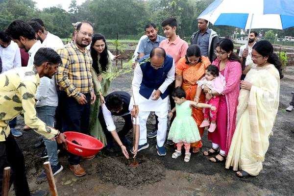 मुख्यमंत्री श्री चौहान ने गुलमोहर, नीम और गूलर के पौधे रोपे