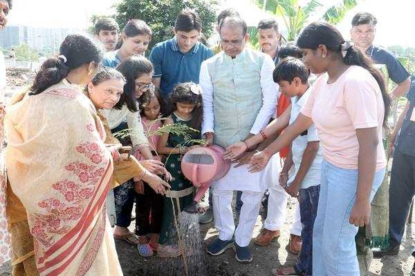 मुख्यमंत्री चौहान ने गुलमोहर, जामुन और मौलश्री के पौधे रोपे