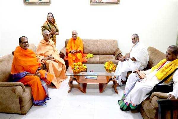 मुख्यमंत्री चौहान ने ओंकारेश्वर में संत-जन से भेंट कर आशीर्वाद प्राप्त किया