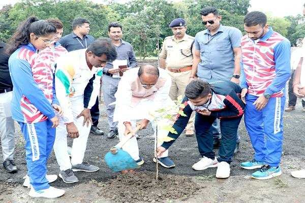 मुख्यमंत्री चौहान के साथ कराटे खिलाड़ियों ने लगाए पौधे
