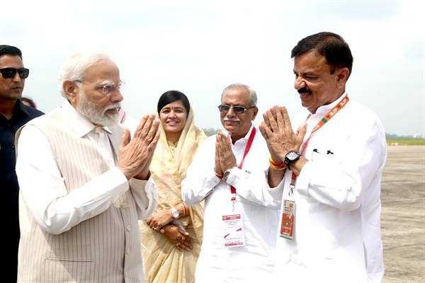 प्रधानमंत्री नरेंद्र मोदी का भोपाल पहुँचने पर आत्मीय स्वागत