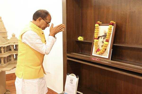 मुख्यमंत्री चौहान ने अमर शहीद भगत सिंह के चित्र पर माल्यार्पण कर नमन किया