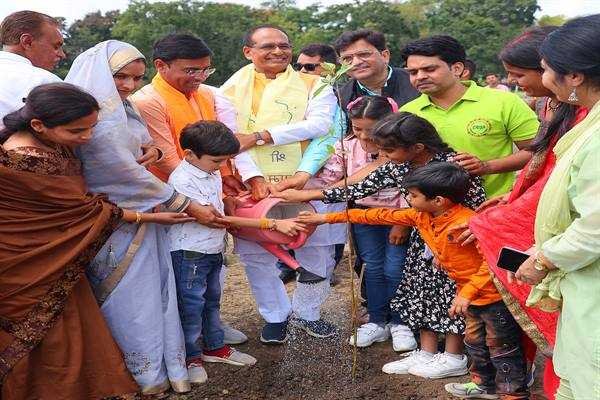 मुख्यमंत्री चौहान ने बरगद, गूलर और जामुन के पौधे लगाए