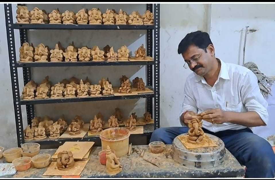 सोना तराशने वाले हाथ, माटी को फिर तराशेंगे