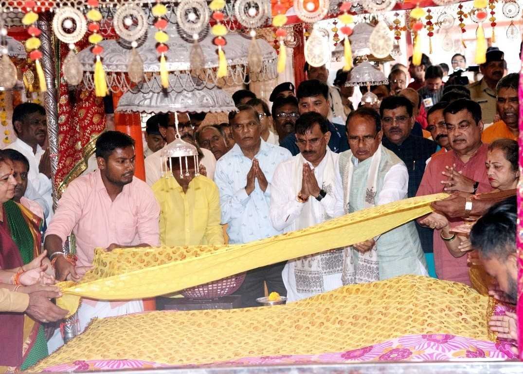 देश की सुख समृद्धि और खुशहाली के लिए दादाजी धाम पहुंचकर केंद्रीय मंत्री श्री गडकरी एवं मुख्यमंत्री श्री चौहान ने की पूजा अर्चना धूनी माई में  दि आहुती,