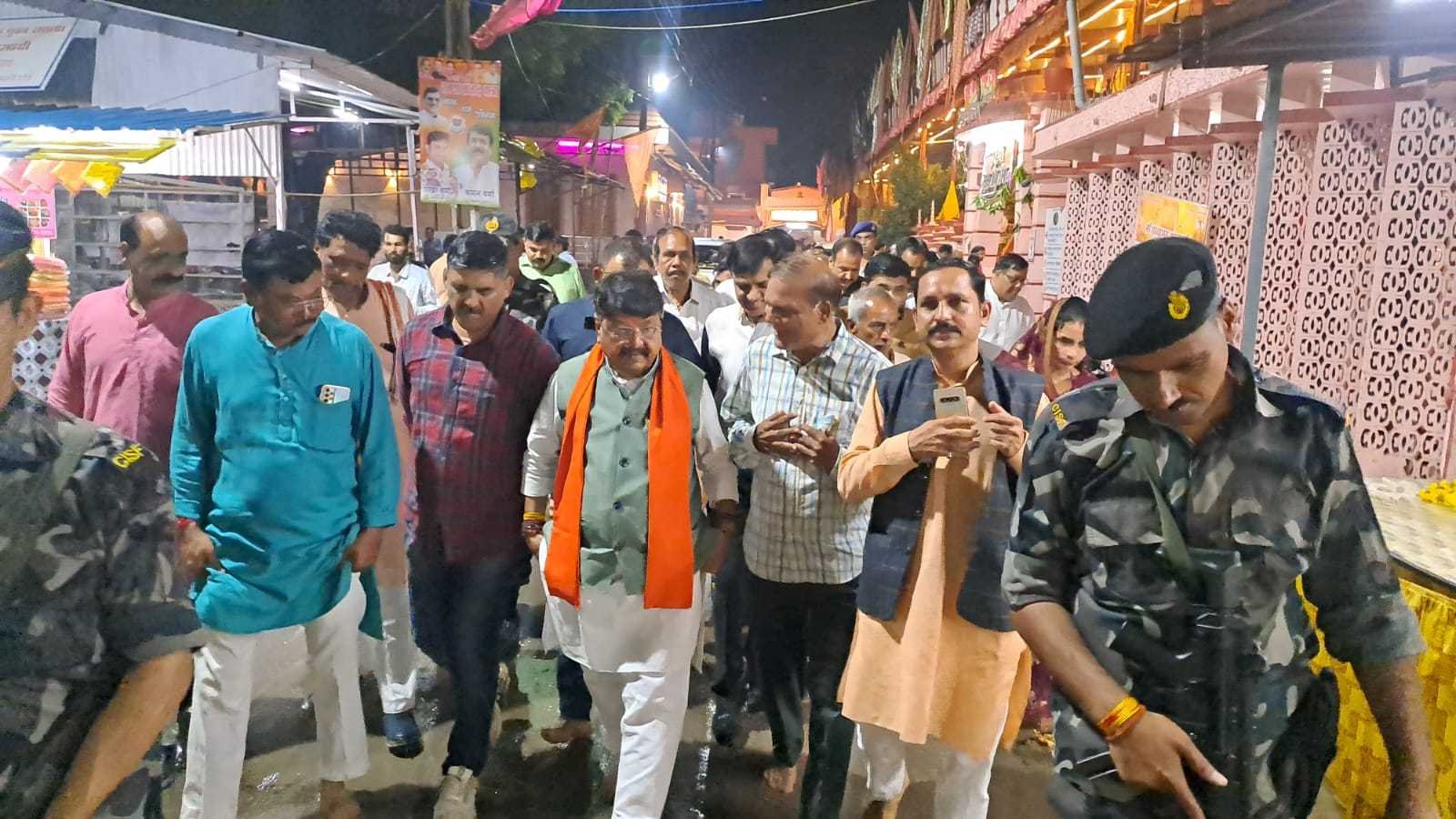 देश के अनेक प्रमुख मंदिरों की तर्ज पर दादाजी धाम पर भी भव्य मंदिर