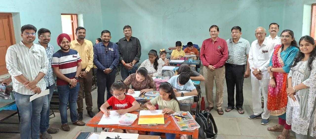 नन्हें हाथ गढ़ रहे गणेश प्रतिमाएं