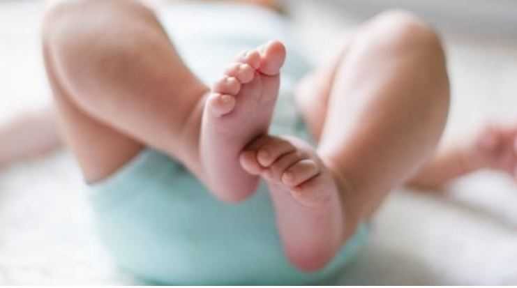 मां-बाप ने नवजात बच्ची को गंगा में फेंका, पुलिसवाले ने जान पर खेलकर बच्ची को बचाया
