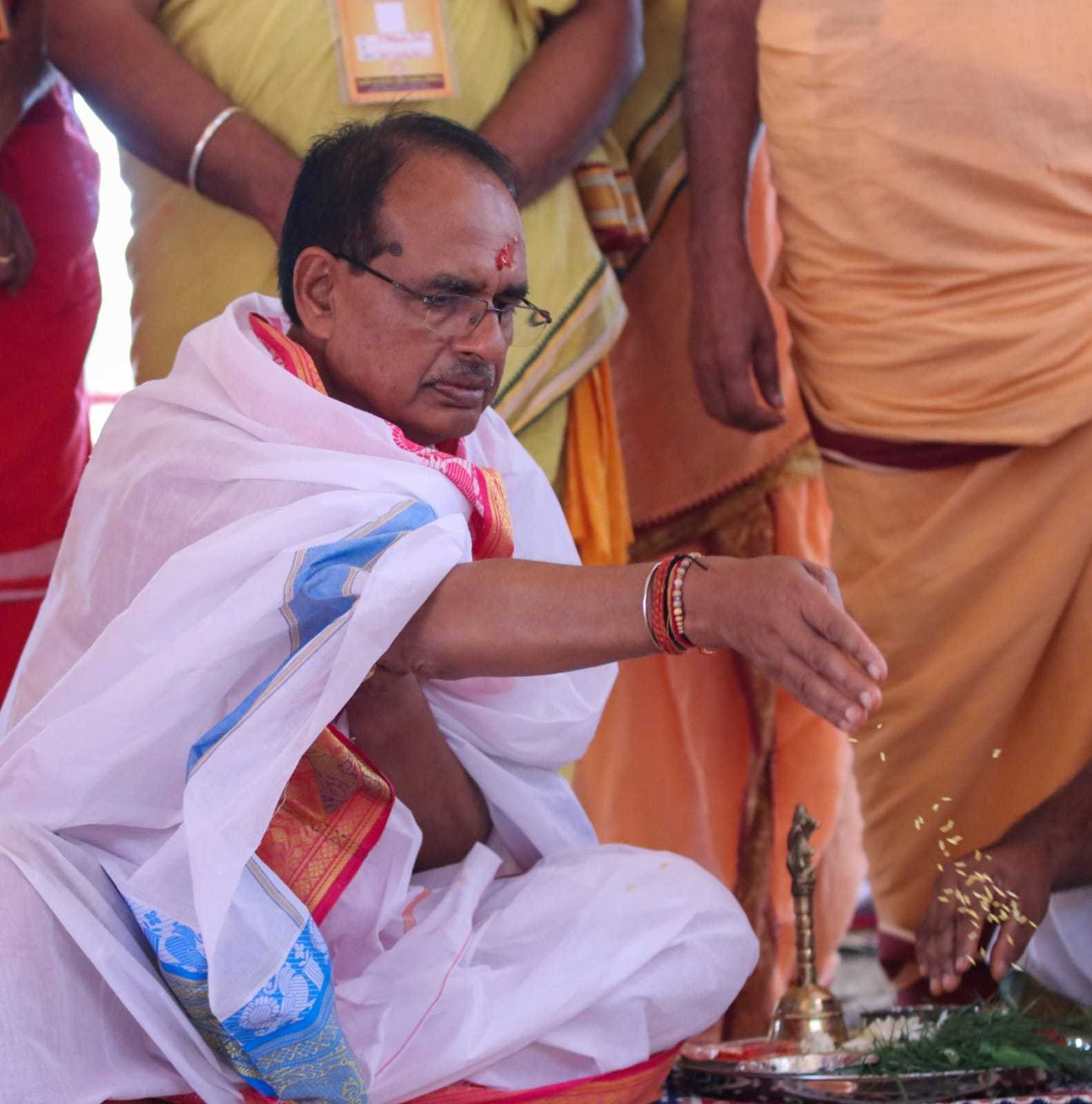 मुख्यमंत्री शिवराज सिंह चौहान ओंकारेश्वर पहुंचकर पूजा में हुए शामिल