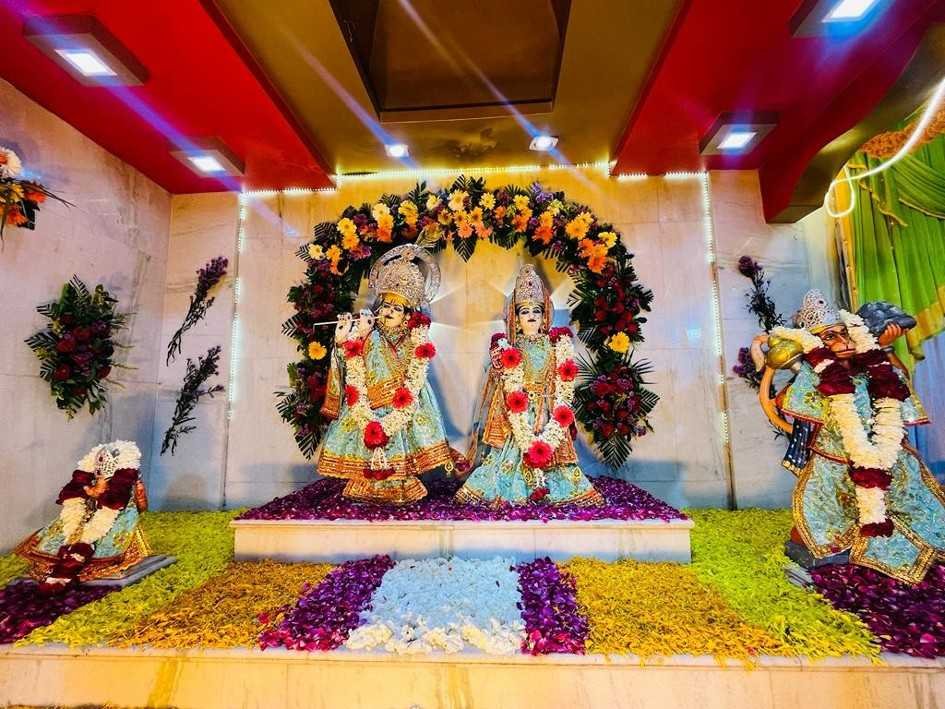 बालगोपाल के जन्म पर मंदिरों में गूंजे नंद घर आनंद भयो के जयकारे