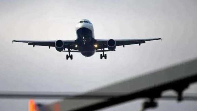 नशे में धुत यात्री ने हवा में विमान का इमरजेंसी दरवाजा खोलने की करी कोशिश