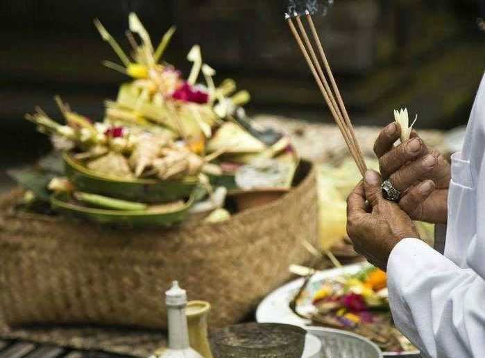 पितृपक्ष में कर लें ये अचूक उपाय, जमकर कृपा बरसाएंगे पूर्वज