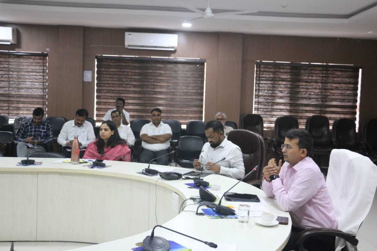 किसानों की समस्याओं का पूरी संवेदनशीलता के साथ समाधान किया जाए : कलेक्टर