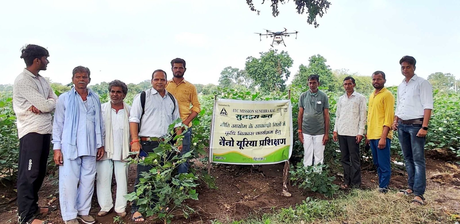 ड्रोन द्वारा नैनो यूरिया का किया गया छिड़काव