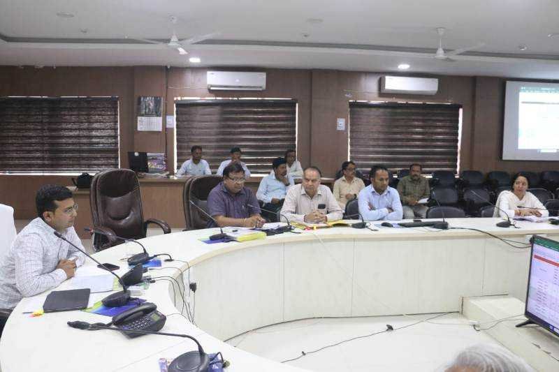 लंबित राजस्व प्रकरणों का त्वरित निराकरण कराएं : कलेक्टर