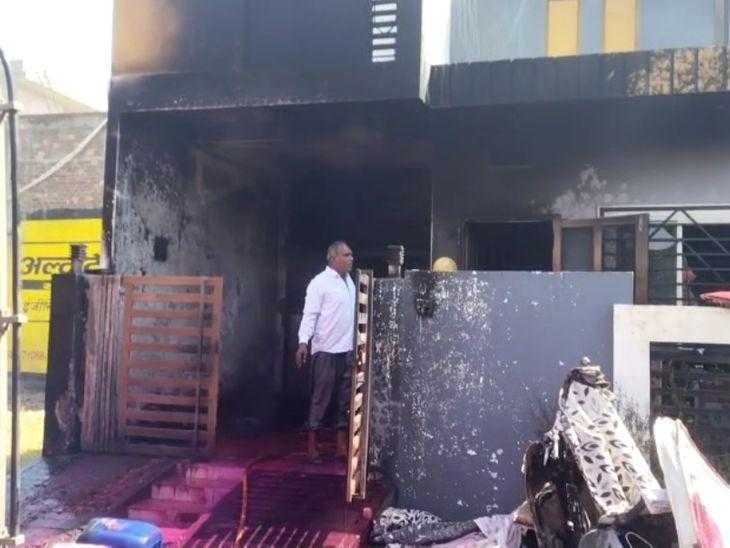 घर में लगी आग, युवक झूलसा, डॉक्टर्स ने इंदौर रेफर, मशक्कत के बाद पाया काबू