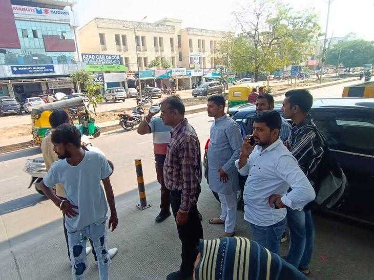 कार का कांच फोडक़र दिनदहाड़े 3 लाख ले उड़े बदमाश