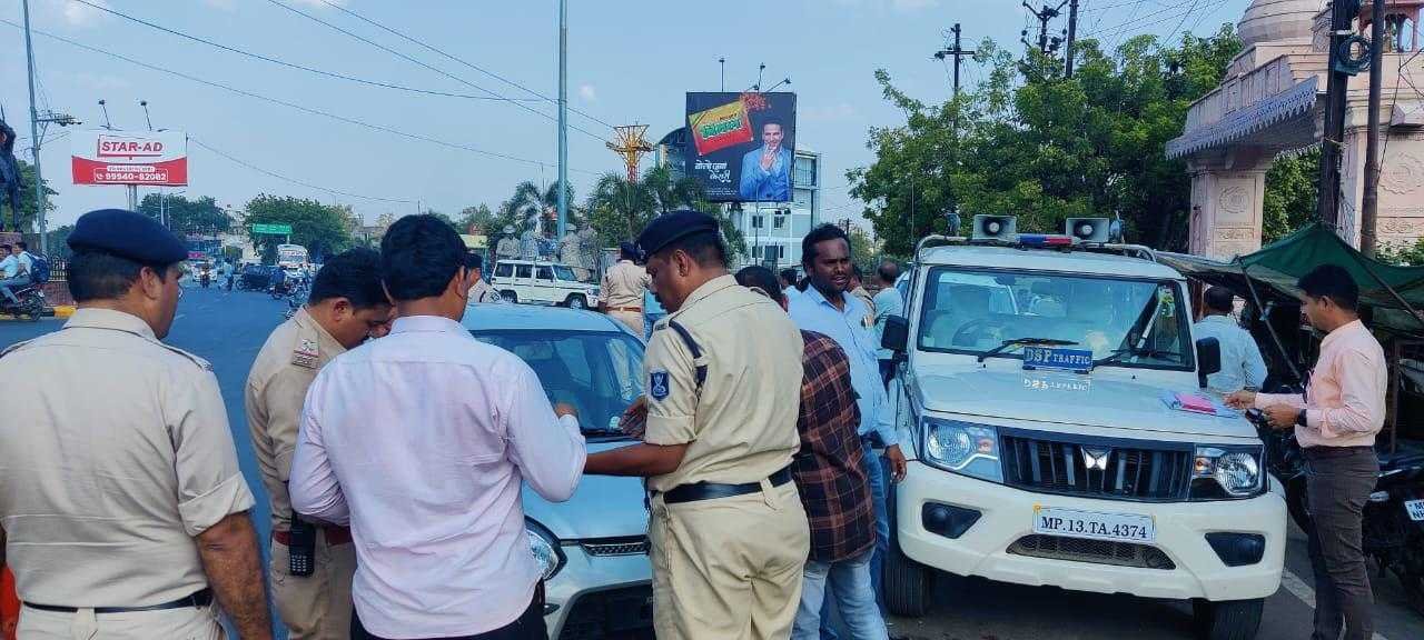 आचार संहिता का असर: वाहन चालकों पर ट्राफिक पुलिस एवं परिवहन विभाग ने की संयुक्त कार्यवाही