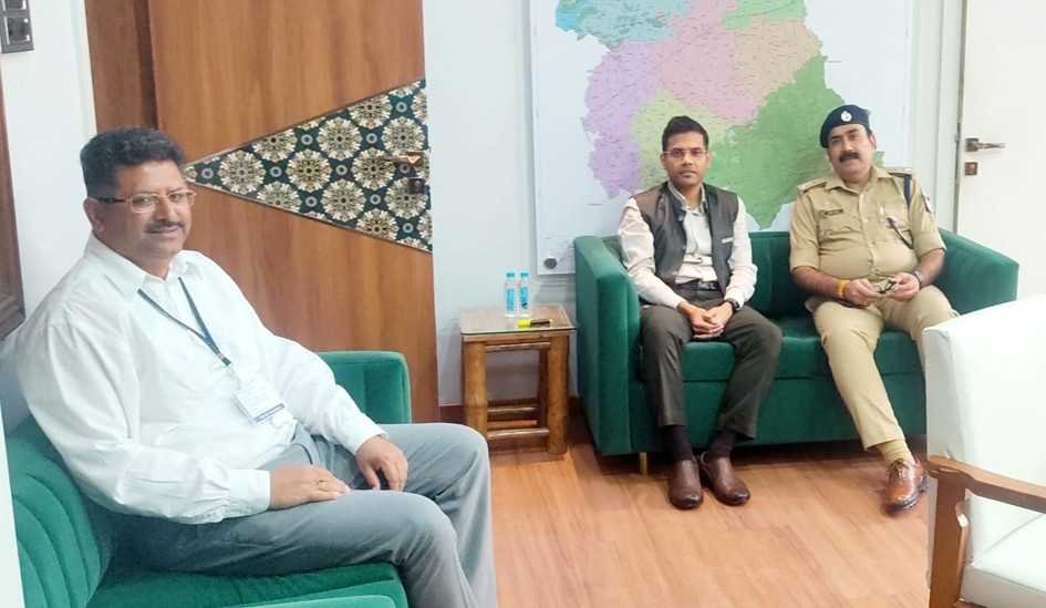 कलेक्टर व एसपी ने पुलिस प्रेक्षक से भेंट की