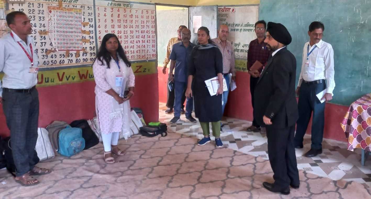 प्रेक्षक ने मतदान केन्द्रों व चेक पोस्ट का किया निरीक्षण  