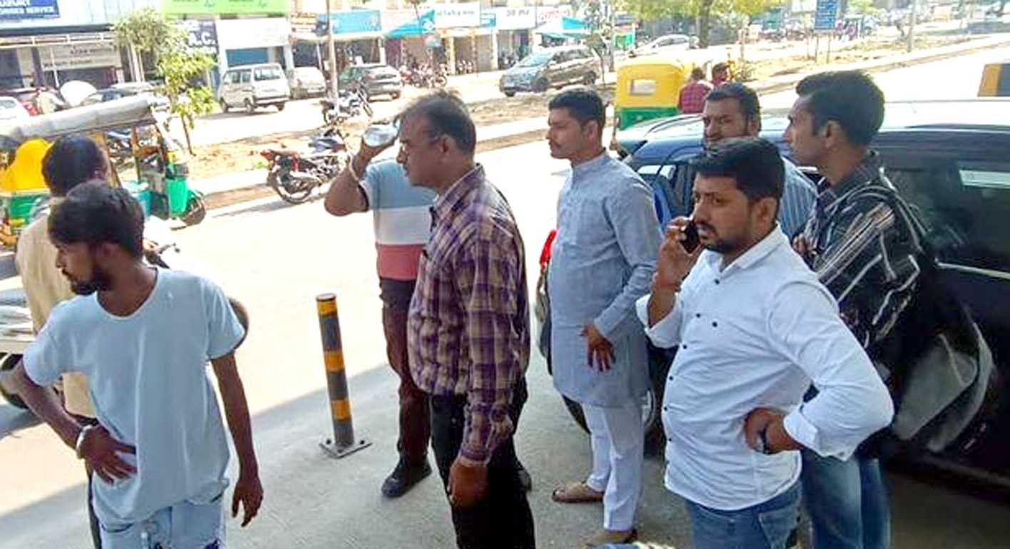 कार का कांच फोड़़कर दिनदहाड़े 3 लाख ले उड़े बदमाश